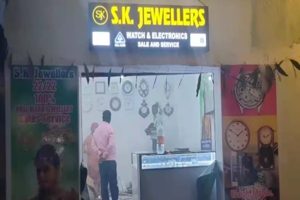 Jamshedpur: परसुडीह के S.K. ज्वैलर्स में सेंधमारी, दीवार काटकर चोरों ने उड़ाए जेवर