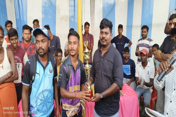 Saraikela: गोपीनाथपुर में दो दिवसीय क्रिकेट टूर्नामेंट, रायरणगपुर टीम बनी विजेता