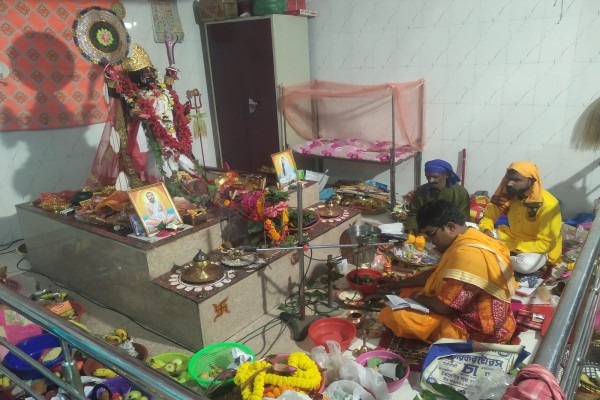 Jamshedpur: कार्तिक मास के अमावस्या परद क्षिणेश्वरी काली मंदिर में हुई पूजा, शामिल हुए श्रद्धालु