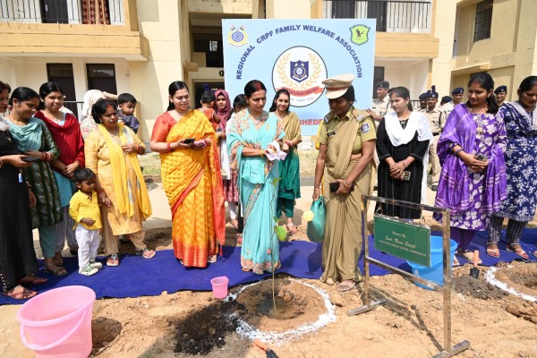 Jadugora: पुलिस स्मृति दिवस पर लगाए गए 1960 पौधे, बच्चों के लिए चिल्ड्रेन पार्क का उद्घाटन
