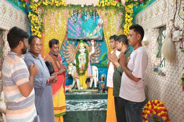 Jadugora: बागों गांव में श्रीकृष्ण भक्ति का उल्लास, गोवर्धन पूजा से छाया भक्तिमय माहौल