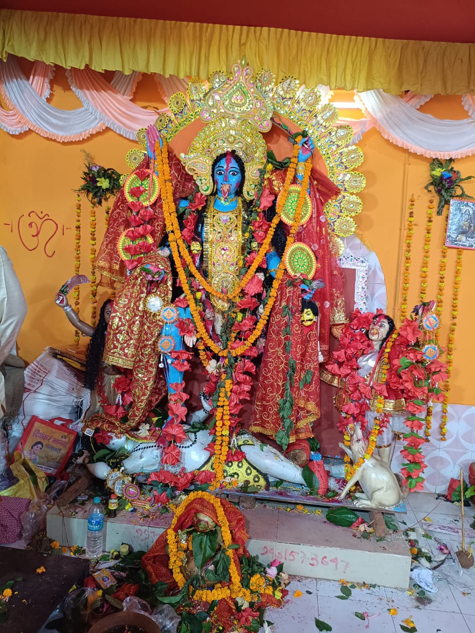 Chaibasa: गुवा में उमड़ी श्रद्धा की लहर, महिलाओं ने मां काली को सिंदूर दान कर दी भावभीनी विदाई