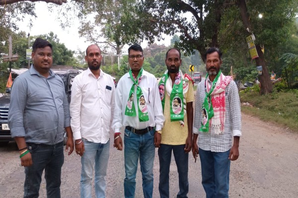 Jadugora: गालूडीह में पलटन मुर्मू का जोरदार प्रचार, सोमेश सोरेन के लिए वोट अपील