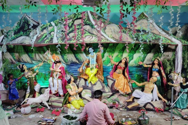 Saraikela: चांडिल में हुई गिरिगोवर्धन पूजा, गायों और गुड़ी के साथ गांववालों ने मनाया उत्सव