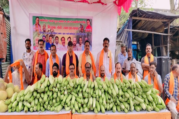 Jamshedpur: छठ महापर्व के शुभ अवसर पर JDU ने बांटे लौकी, गन्ना एवं गागल, श्रद्धालुओं की उमड़ी भीड़