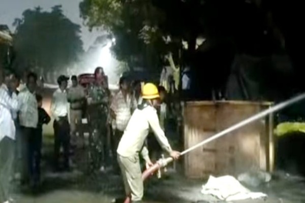 Jamshedpur: मानगो पलंग मार्केट में देर रात भीषण आग से जली कई दुकानें — रंगदारी विवाद की आशंका