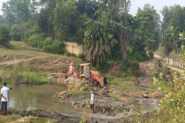 Potka: कोवाली छठ घाट हुआ साफ़-रास्ते भी दुरुस्त, समाजसेवी ने सेवा को बताया सौभाग्य
