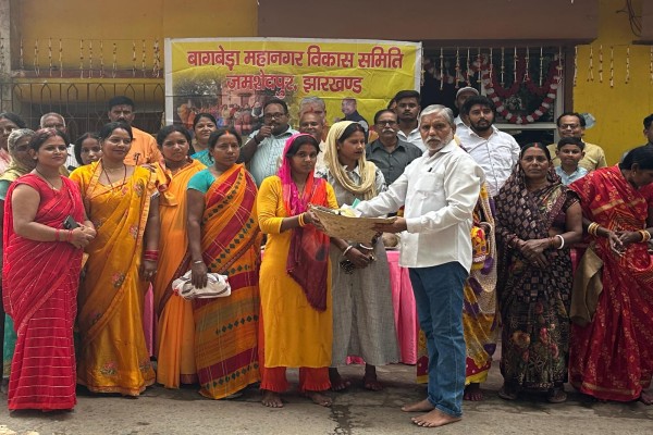 Jamshedpur: बागबेड़ा महानगर विकास समिति ने छठ व्रतधारियों में किया पूजा सामग्री वितरण