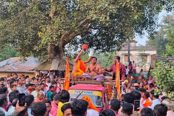 Bahragora: पचंडो गांव में मनसा पूजा का शुभारंभ, सापुरिया कलाकारों ने दिखाए रोमांचक करतब