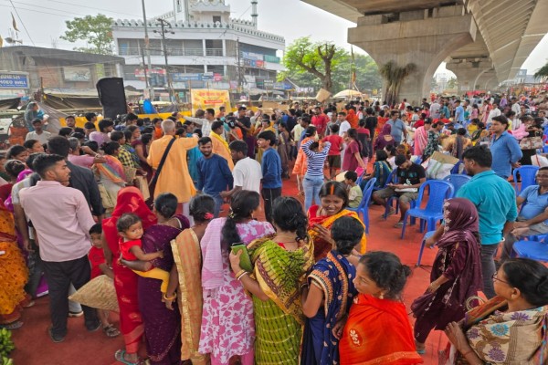 Jamshedpur: बाबा बैद्यनाथ सेवा संघ ने 1100 छठ व्रतधारियों के बीच बांटी पूजन सामग्री, श्रद्धालुओं की उमड़ी भीड़