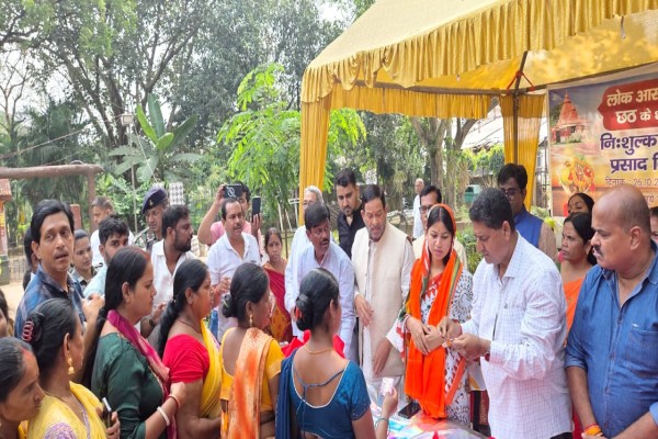 Jamshedpur: सूर्य मंदिर समिति ने वितरित की पूजन सामग्री, प्रसिद्ध लोकगायिका डिम्पल भूमि और मानवी सिंह देंगे प्रस्तुति