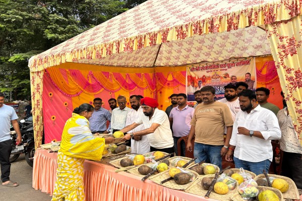 Jamshedpur: आनन्द बिहारी के नेतृत्व में छठ व्रतधारियों को पूजन सामग्री का वितरण, श्रद्धालुओं ने दिया आशीर्वाद