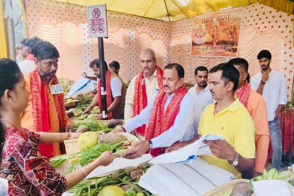 Jamshedpur: छठ पर्व पर सामर्थ्य भारत की सेवा की मिसाल, कदमा मार्केट में हुआ सूप वितरण