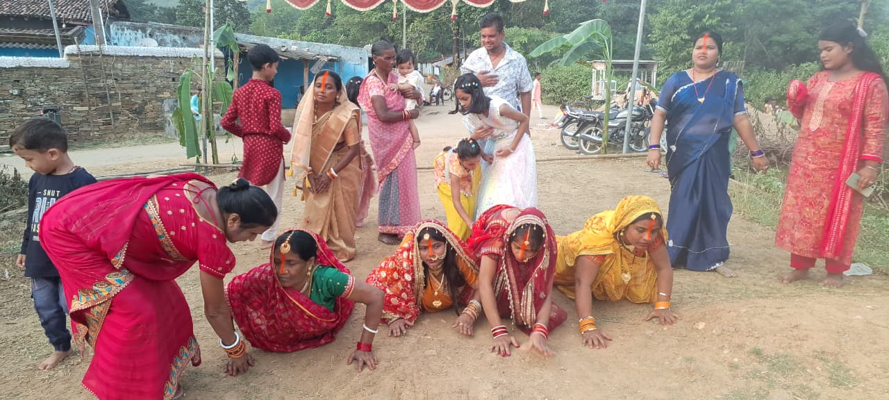 Potka: महापर्व के तीसरे दिन श्रद्धालुओं ने की डूबते सूर्य की उपासना, घाटों पर उमड़ा आस्था का सैलाब