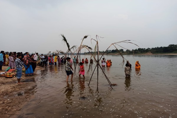 Bahragora: बहरागोड़ा में छठ महापर्व की रही धूम, लोकगीतों से महिलाओं ने बनाया भक्तिपूर्ण माहौल