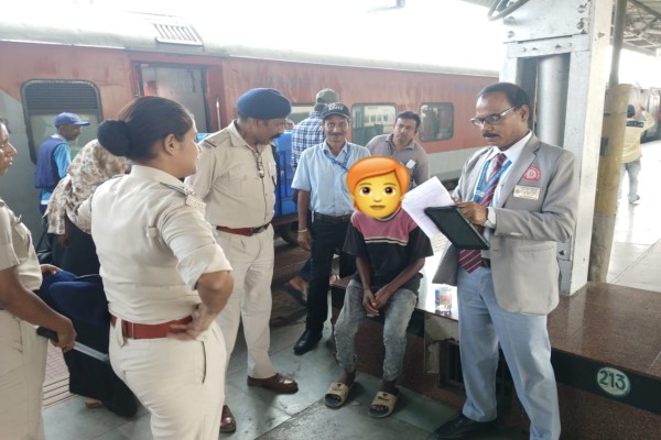 Kharagpur: दुरंतो एक्सप्रेस में पकड़ा गया घर से भागा नाबालिग, पहुंचाया गया टाटानगर