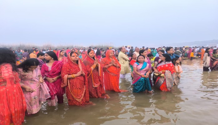 Chaibasa: उदीयमान सूर्य को अर्घ्य देकर पूर्ण हुआ छठ व्रत, घाटों पर भक्तिमय माहौल