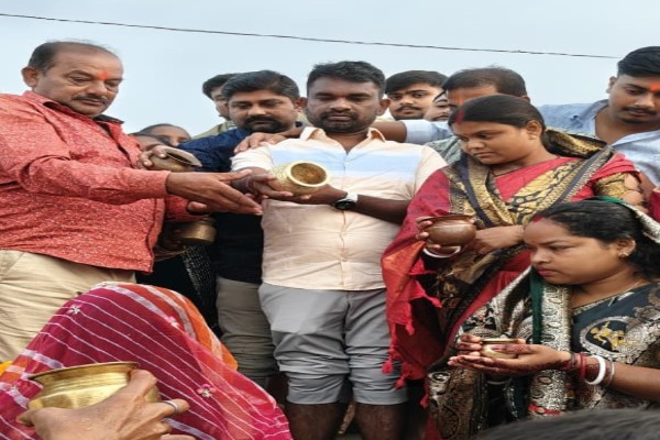 Potka: पोटका विधायक संजीव सरदार पहुंचे हल्दीपोखर, छठ मइया से की क्षेत्र की खुशहाली की कामना