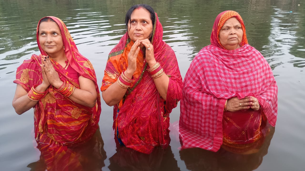 Jadugora: ईटा-भट्टा छठ घाट पर आस्था का जनसैलाब, पथरीले रास्तों ने बढ़ाई परेशानी