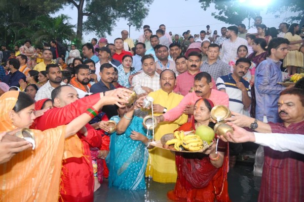 Jamshedpur: सिदगोड़ा सूर्यधाम में उमड़ा आस्था का जनसैलाब, पूर्व मुख्यमंत्री रघुवर दास ने सपरिवार दिया अर्घ्य