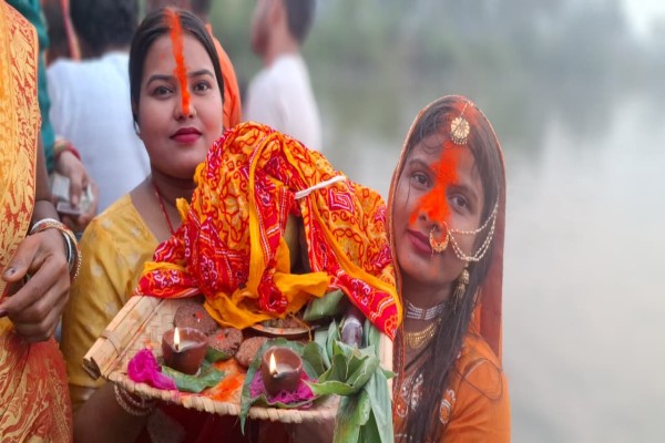 Potka: उदयमान सूर्य को अर्घ्य अर्पित कर व्रतियों ने पूर्ण किया कठिन व्रत, पुलिस और स्वास्थ्य विभाग रहे मुस्तैद