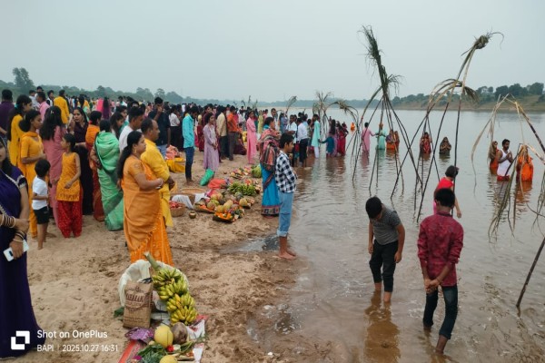 Bahragora: स्वर्णरेखा नदी तट पर हजारों व्रतियों ने उगते सूर्य को दिया अर्घ्य, छठ महापर्व का हुआ भव्य समापन
