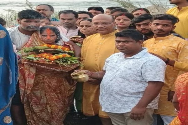 Saraikela: उदीयमान सूर्य को अर्घ्य देने के साथ पूरा हुआ 36 घंटे का निर्जला उपवास