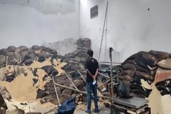 Gamharia: गम्हरिया अनाज गोदाम में भीषण आग, झामुमो नेता ने जताई साजिश की आशंका