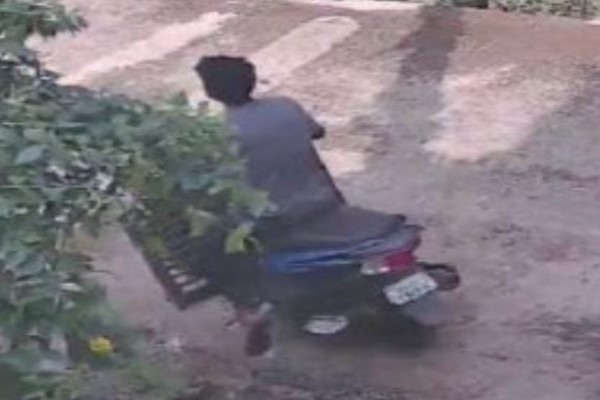 Jamshedpur: मकान मालिक के बाहर रहने का मिला मौका – घर में दिनदहाड़े चोरी, CCTV में कैद हुई वारदात