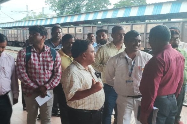 Kharagpur: ADRM देबजीत दास ने लिया स्टेशन का जायजा, स्वच्छता और रखरखाव पर जोर