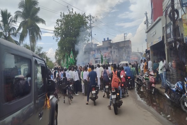 Saraikela: सरायकेला में झामुमों ने फूंका बाबूलाल एवं चंपाई का पुतला, कहा – हार के डर से बौखलाई BJP