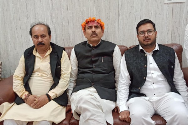 Deoghar: देवघर पहुंचे कांग्रेस के नेता K.N. त्रिपाठी, सरकारी अफसरों पर लगाया गंभीर आरोप