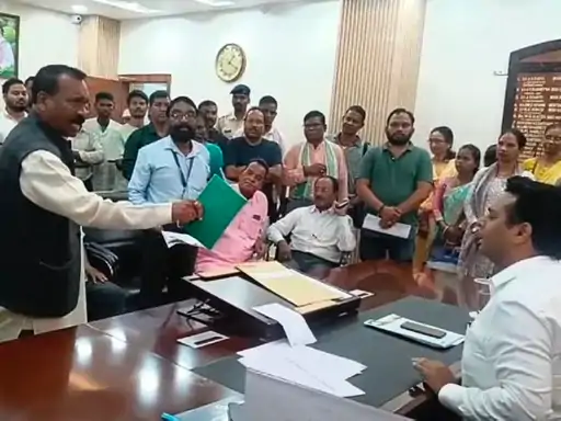 Chaibasa: डीसी पर भड़के पूर्व मुख्यमंत्री मधु कोड़ा, कहा – “हम जंगल से नहीं आए, लहजा बदलिए”