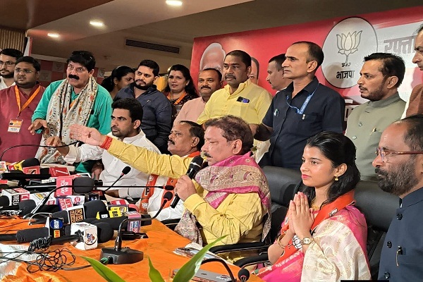 Bihar Elections : गायिका मैथिली ठाकुर भाजपा में शामिल,अलीनगर सीट से चुनाव लड़ने की संभावना