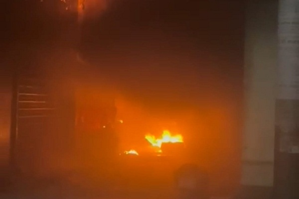 Jamshedpur : सिंलेंडर में विस्फोट से थर्राया मानगो, आग की चपेट में आने से मिठाई दुकान के कारीगर समेत दो घायल