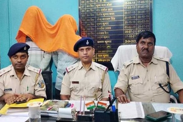 Jamshedpur : सुंदरनगर लूटकांड का खुलासा, दो आरोपी गिरफ्तार, लूट का सामान बरामद