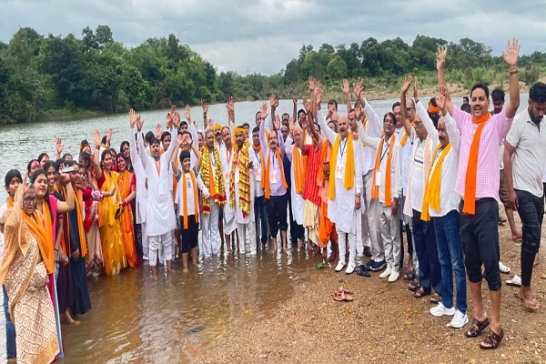 Jamshedpur : मां विंध्यावासिनी सेवा समिति सुन्दरनगर पूजा कमिटी ने नम आंखों से दी मां दुर्गा को विदाई