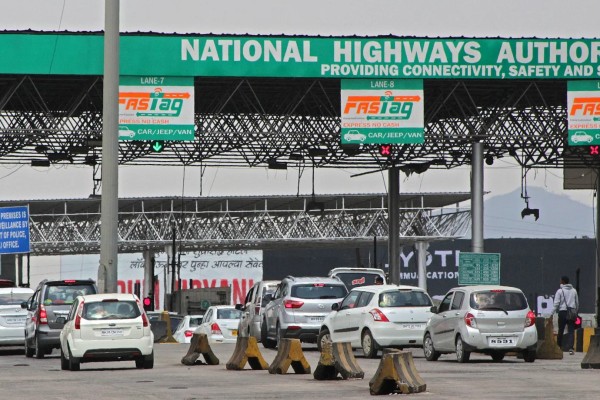 Toll Tax Reduced: देशभर में टोल दरों में हुआ बड़ा बदलाव, फास्ट टैग पर सस्ता – नकद में लगेगा दोगुना शुल्क