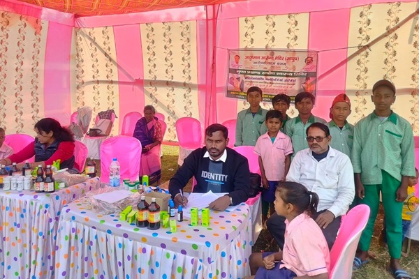 Jamshedpur : पथरा में आयुष विभाग का स्वास्थ्य शिविर, 170 मरीजों का उपचार और निःशुल्क दवा वितरण