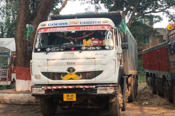 Baharagoda : अवैध बालू परिवहन पर प्रशासन की सख्ती, हाईवा जब्त कर दर्ज हुआ मामला