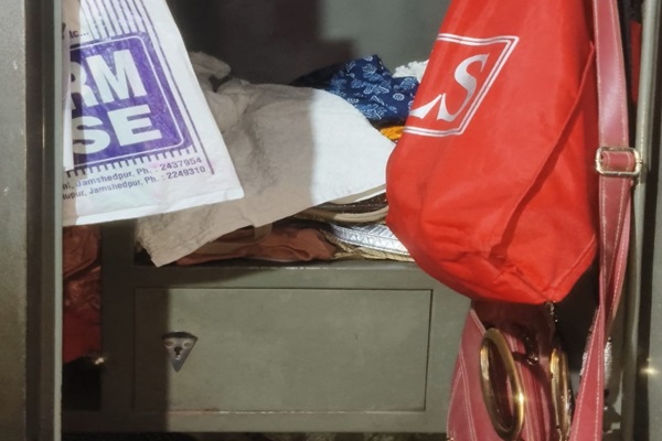 Jamshedpur : आजाद नगर में देर रात चोरी, वकार अनवर के घर से चार लाख के सोने के गहने गायब
