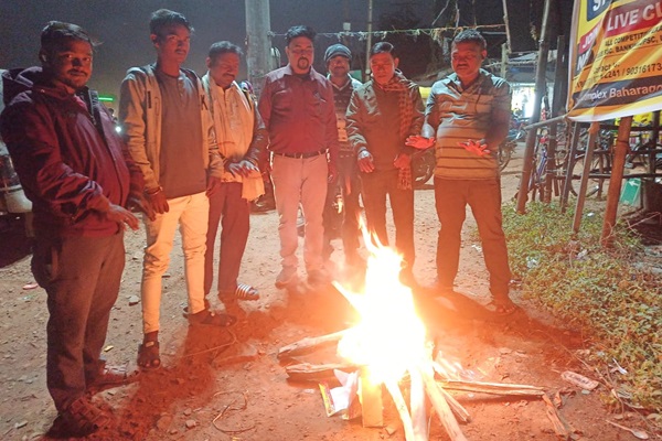 Baharagoda : बहरागोड़ा प्रशासन ने कड़ाके की ठंड में बाज़ार चौक-चौराहों पर अलाव की त्वरित व्यवस्था की