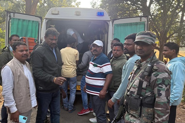 Gua : कोटगढ़–जामदा मार्ग पर भीषण सड़क हादसा, दो युवक गंभीर रूप से घायल