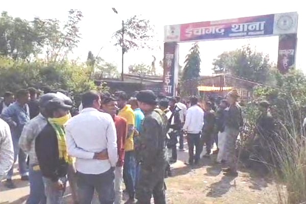 Seraikela : ईचागढ़ में अवैध बालू ढुलाई का बड़ा खुलासा : JLKM नेता तरुण महतो पर फर्जी केस का आरोप, प्रशासन की भूमिका पर उठे सवाल