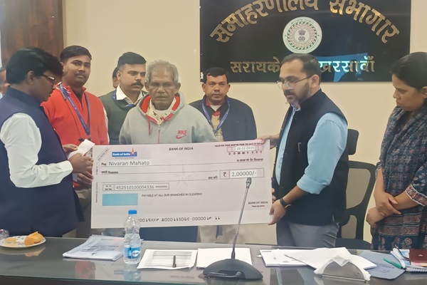 Seraikela : स्वधार फिनएक्सेस ने सरायकेला-खरसावां के आश्रितों को दिया बीमा योजनाओं का लाभ