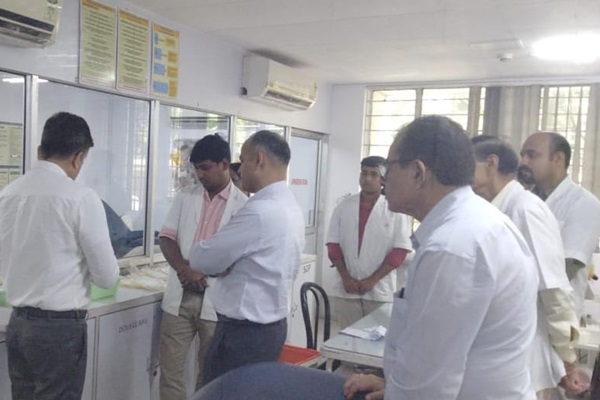 Jamshedpur : उपायुक्त कर्ण सत्यार्थी ने किया ब्लड बैंकों का निरीक्षण, दिए संचालन में पारदर्शिता के निर्देश