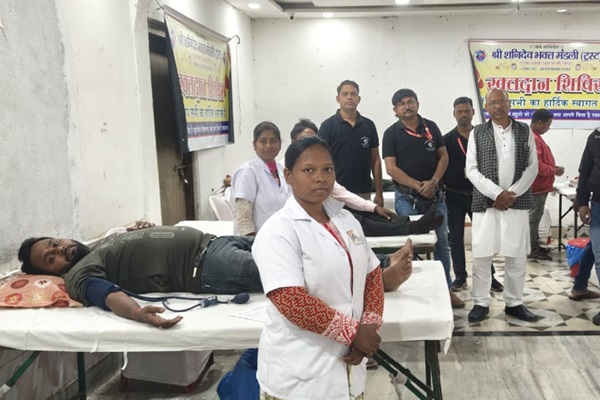 Seraikela : सरायकेला में श्री शनि देव भक्त मंडली द्वारा 71वां रक्तदान शिविर आयोजित, 78 यूनिट रक्त संग्रह