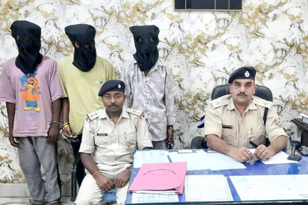 Jamshedpur : बर्मामाइंस पुलिस ने चोरी की बाइक के साथ तीन युवकों को किया गिरफ्तार