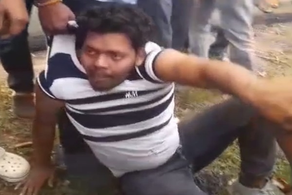 Jamshedpur : चेन छीनकर भाग रहे युवक को राहगीरों ने दबोचा, भीड़ ने की जमकर पिटाई