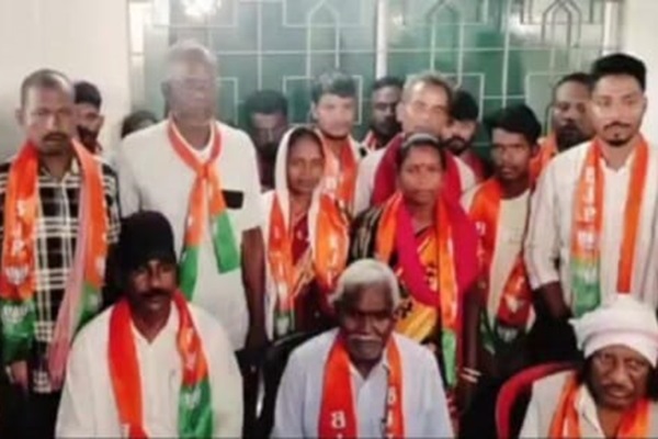 Ghatsila : घाटशिला उपचुनाव : सैकड़ों आदिवासियों ने थामा भाजपा का दामन- चंपई सोरेन बोले, झामुमो का किला दरक रहा है